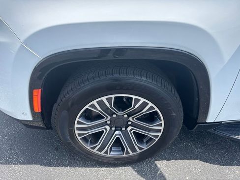 Used 2023 Jeep Wagoneer L Series II AWD/4WD image 4