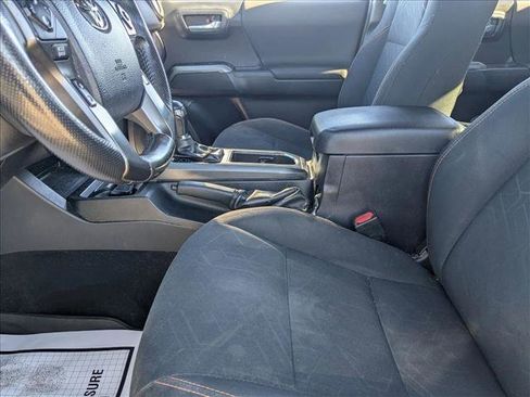 Used 2018 Toyota Tacoma TRD Off-Road image 15