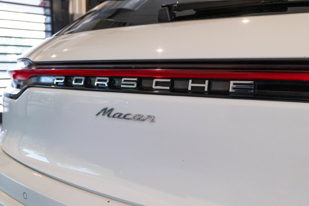 Certified 2023 Porsche Macan AWD/4WD image 15