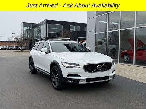 Used 2018 Volvo V90 T5 Cross Country w/ Convenience Package image 1