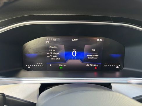 Certified 2025 Volkswagen Taos SE image 18