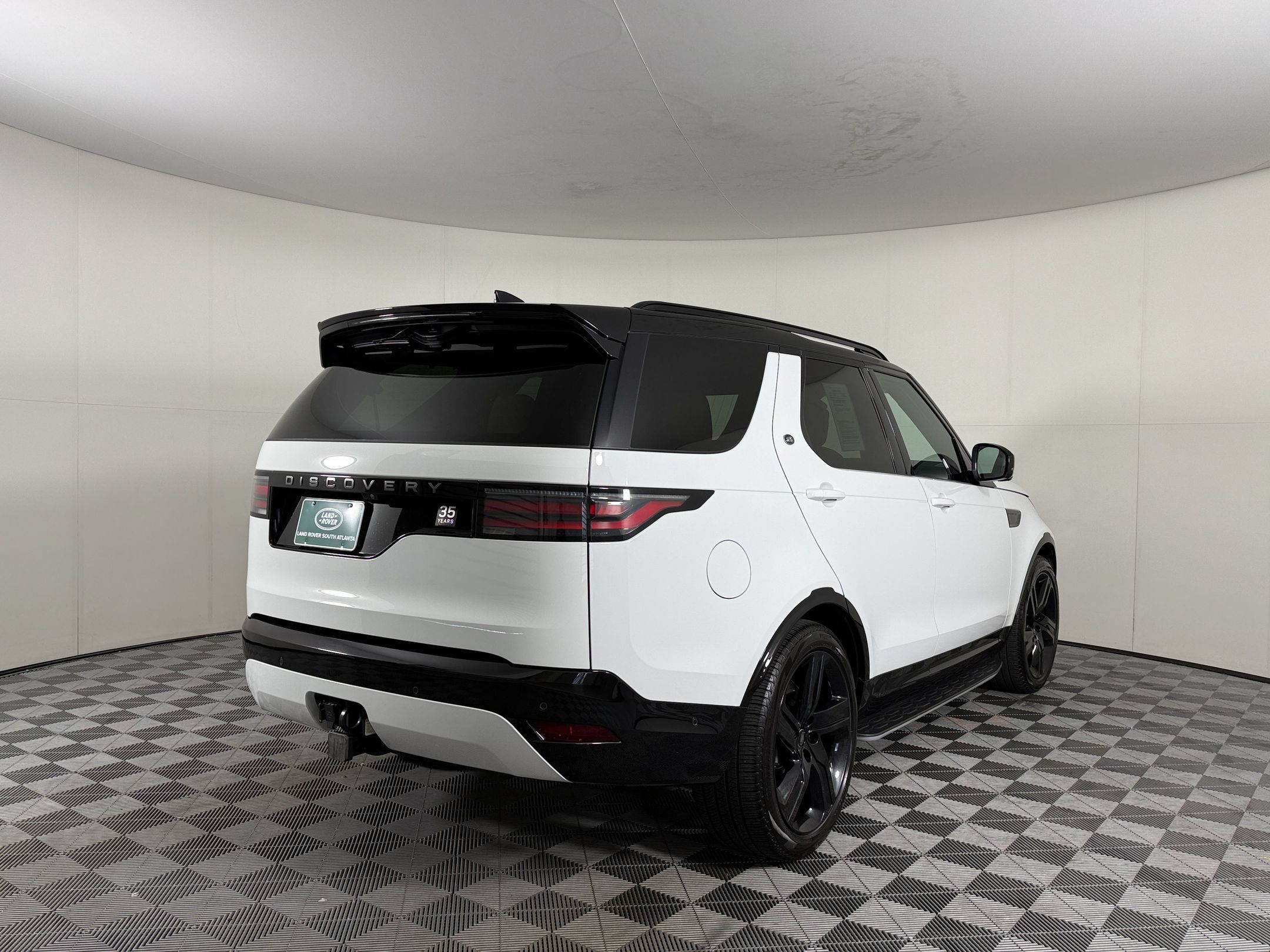Used 2025 Land Rover Discovery Dynamic SE AWD/4WD image 9