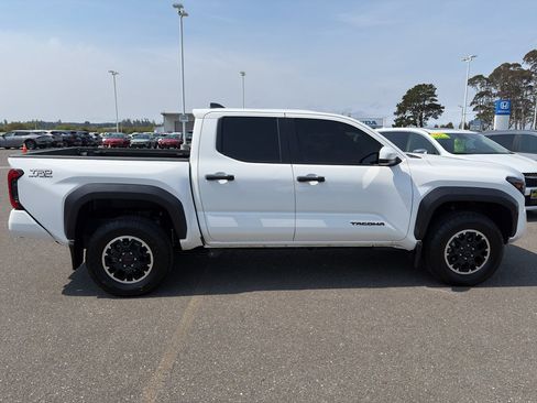 Used 2025 Toyota Tacoma TRD Off-Road AWD/4WD image 7