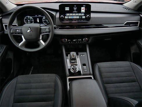 Used 2025 Mitsubishi Outlander SE image 11