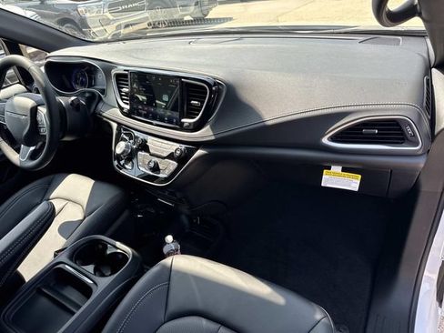New 2027 Chrysler Pacifica Select FWD image 13