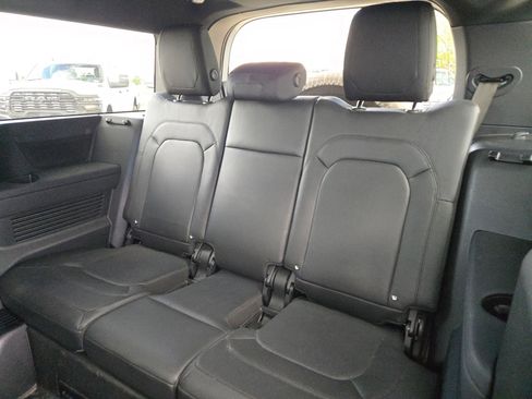 Used 2024 Land Rover Defender 130 X-Dynamic SE image 26