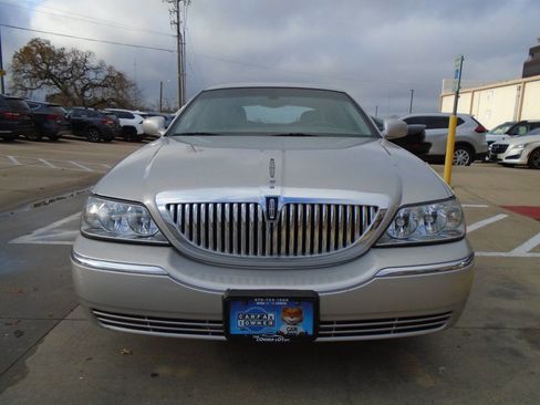 Used 2004 Lincoln Town Car Signature image 2