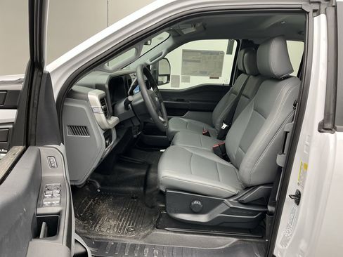 New 2026 Ford F250 XL w/ XL Chrome Package image 4