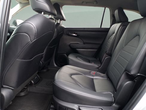 Used 2023 Toyota Highlander XLE image 27