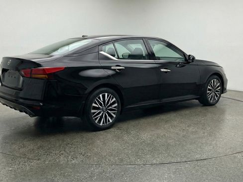 Used 2025 Nissan Altima 2.5 SV FWD image 9