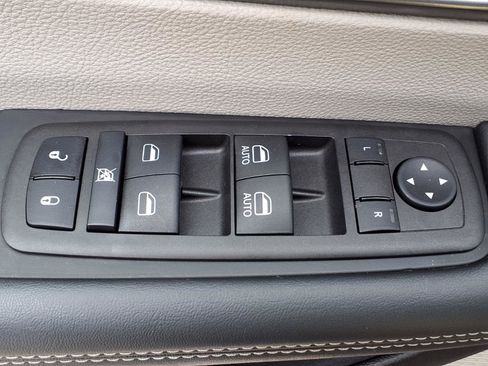 Used 2023 Chrysler Pacifica Touring-L image 18