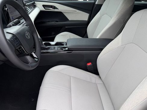 Used 2025 Toyota Camry XLE FWD image 9