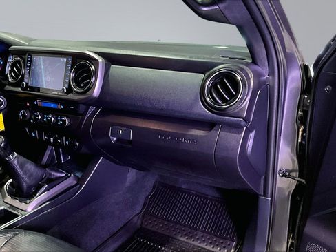 Used 2020 Toyota Tacoma TRD Off-Road w/ TRD Premium Off Road Package AWD/4WD image 27