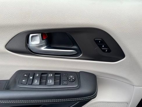 Used 2024 Chrysler Pacifica Touring-L FWD image 28