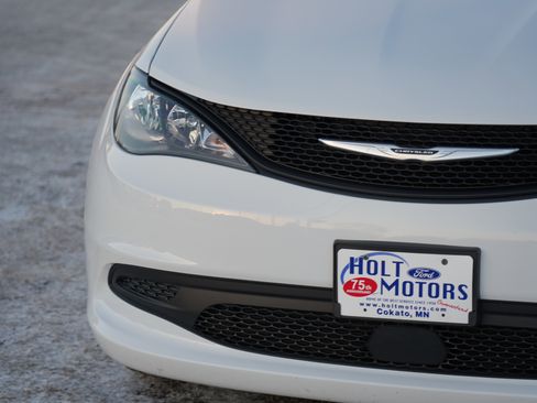 Used 2023 Chrysler Voyager LX image 12