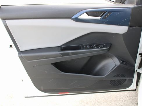 Certified 2023 Volkswagen Taos SE w/ Panoramic Sunroof Package image 9