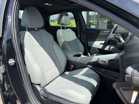 Certified 2025 Hyundai Elantra Limited FWD image 15