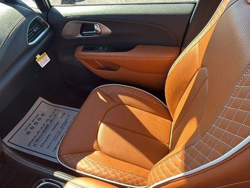 New 2026 Chrysler Pacifica Pinnacle image 16