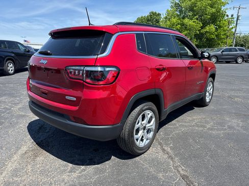 Used 2025 Jeep Compass Latitude AWD/4WD image 5