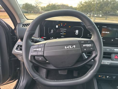 Used 2025 Kia K4 EX image 28