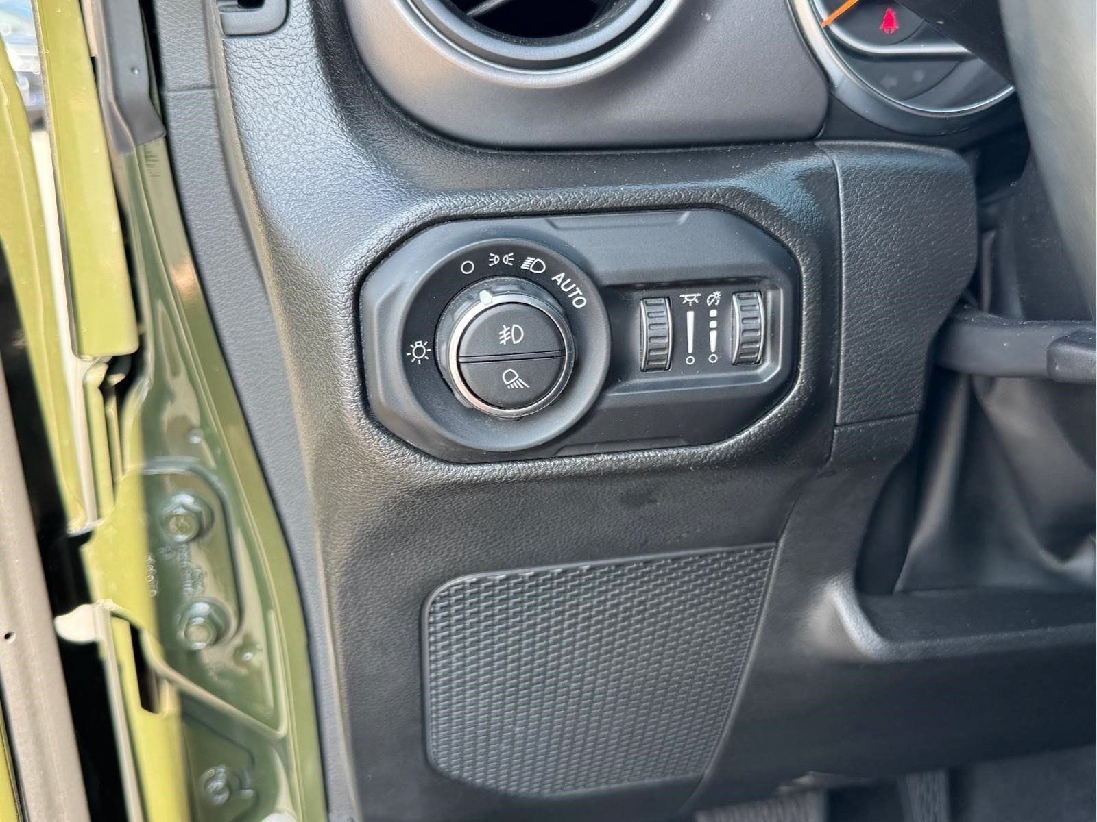 Used 2022 Jeep Gladiator Sport AWD/4WD image 23