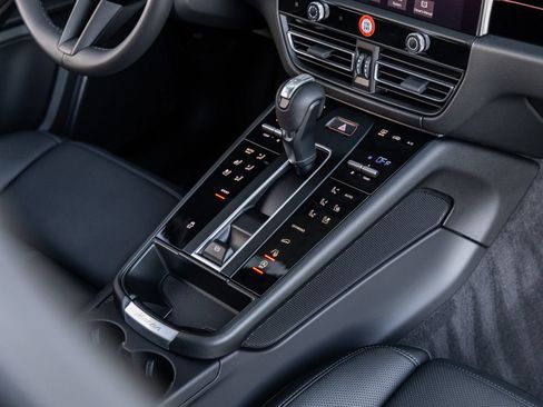 Certified 2026 Porsche Macan AWD/4WD image 30
