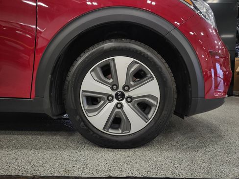 Used 2017 Kia Niro LX image 26