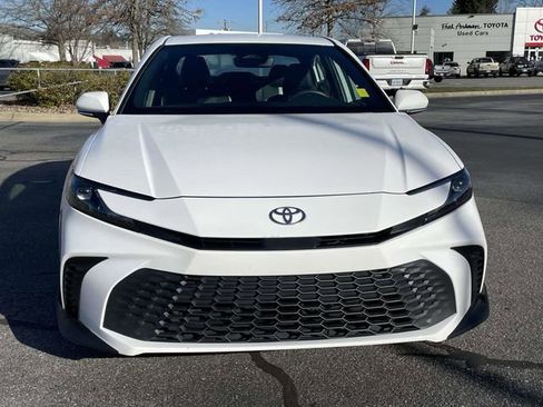 Used 2025 Toyota Camry SE w/ Convenience Package image 8