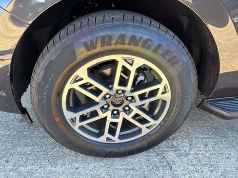 New 2025 Ford Expedition Active image 6