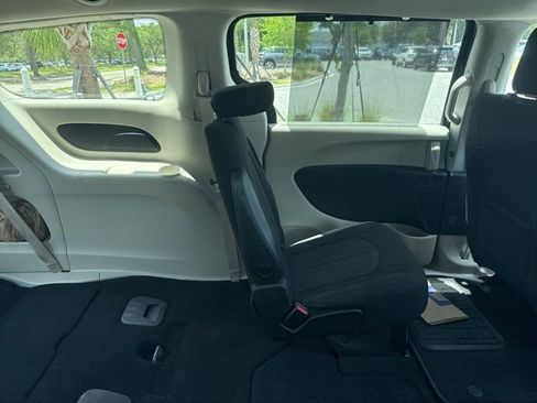 Used 2021 Chrysler Pacifica Touring FWD image 15