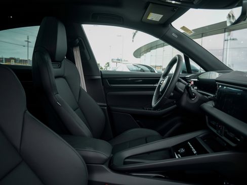 Certified 2025 Porsche Macan Electric image 33