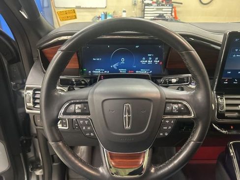 Used 2023 Lincoln Navigator Reserve image 12
