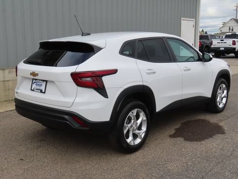 Used 2024 Chevrolet Trax LS w/ LS Convenience Package FWD image 3