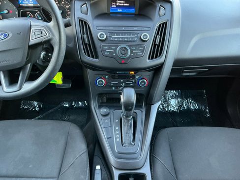 Used 2018 Ford Focus SE w/ SE Appearance Package image 11