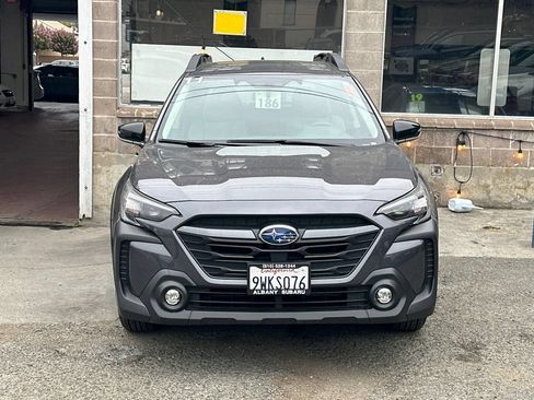 Used 2025 Subaru Outback Premium AWD/4WD image 3