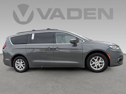 Used 2022 Chrysler Pacifica Touring-L image 6