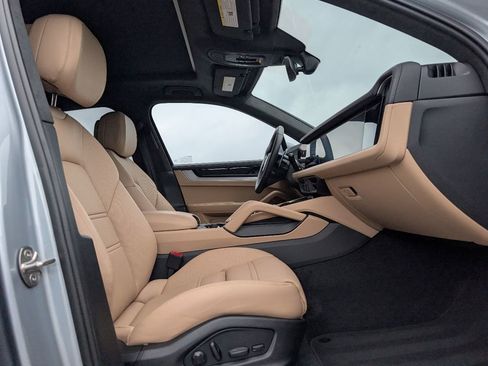 Used 2024 Porsche Cayenne Turbo image 17