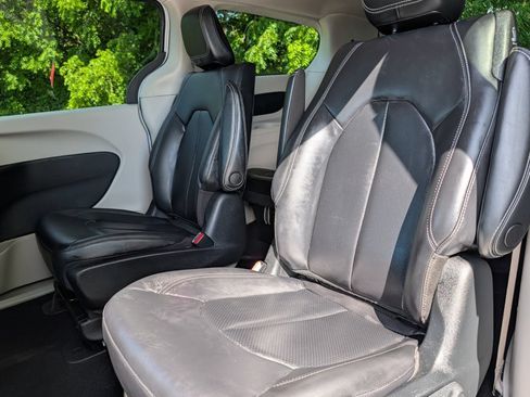 Used 2023 Chrysler Pacifica Touring-L FWD image 19