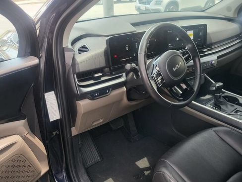 Used 2025 Kia Carnival FWD image 3