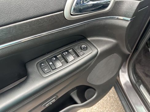 Used 2018 Jeep Grand Cherokee Limited image 18