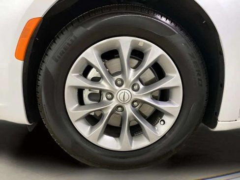 Used 2026 Chrysler Pacifica Limited FWD image 99