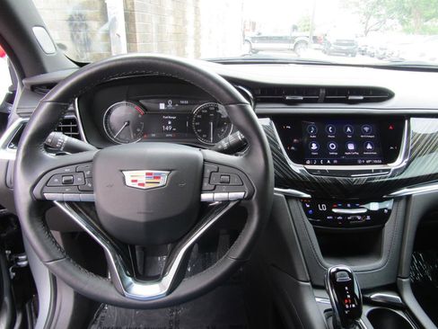 Used 2025 Cadillac XT6 Premium Luxury FWD image 18