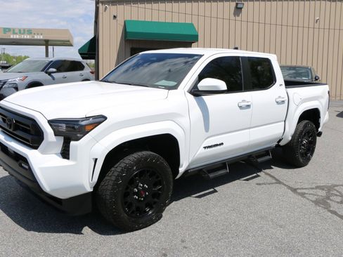 Used 2025 Toyota Tacoma SR5 RWD image 1