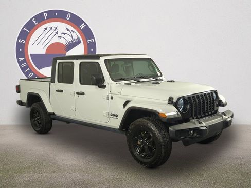 Used 2022 Jeep Gladiator Willys image 2