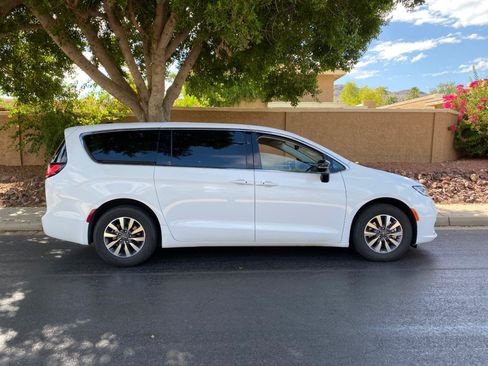 Used 2024 Chrysler Pacifica Limited FWD image 6