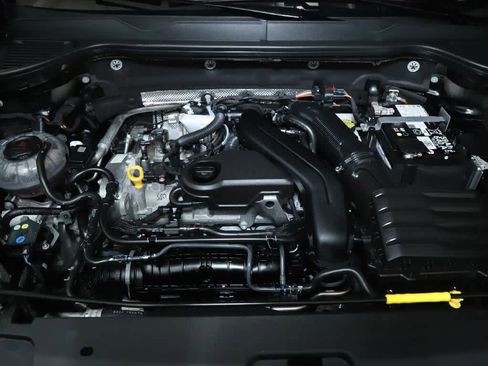 Certified 2025 Volkswagen Taos SE AWD/4WD image 38