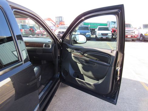 Used 2013 GMC Yukon XL Denali image 28