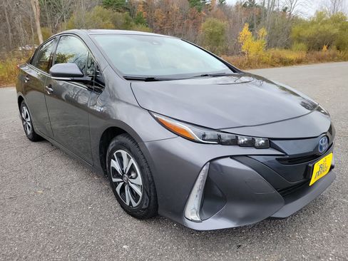 Used 2018 Toyota Prius Prime Plus image 3