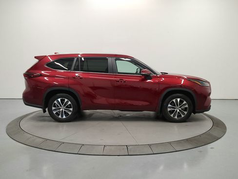 Used 2024 Toyota Highlander XLE FWD image 9