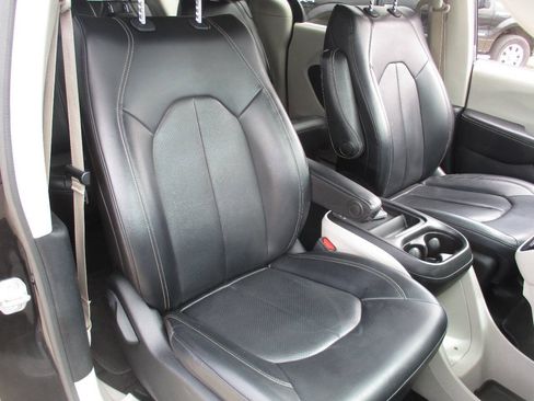 Used 2020 Chrysler Voyager Lxi FWD image 18